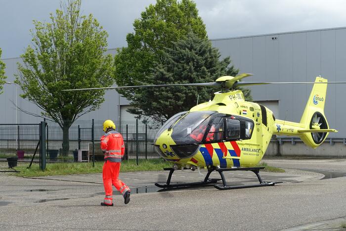 Persoon zwaargewond op volkstuinencomplex