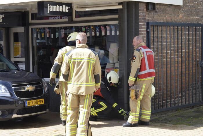 Brandweer verricht metingen na gaslucht