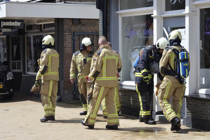 Brandweer verricht metingen na gaslucht