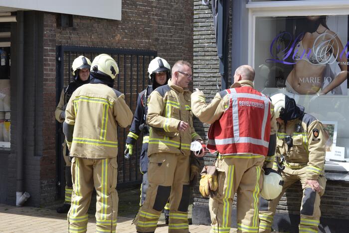 Brandweer verricht metingen na gaslucht