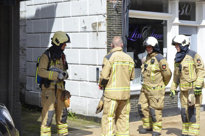 Brandweer verricht metingen na gaslucht