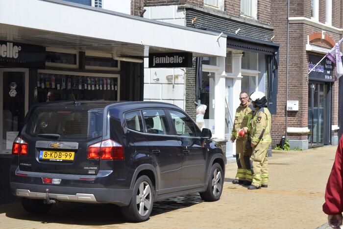 Brandweer verricht metingen na gaslucht