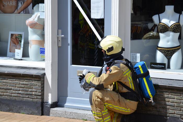 Brandweer verricht metingen na gaslucht