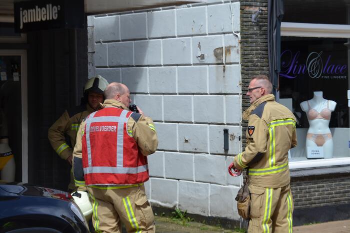 Brandweer verricht metingen na gaslucht