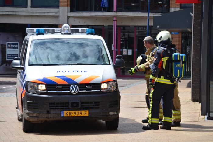 Brandweer verricht metingen na gaslucht