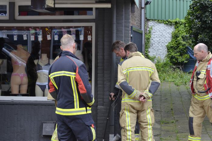 Brandweer verricht metingen na gaslucht