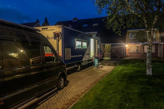 Dode en zwaargewonde aangetroffen in woning