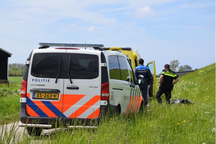 Persoon ten val met scooter