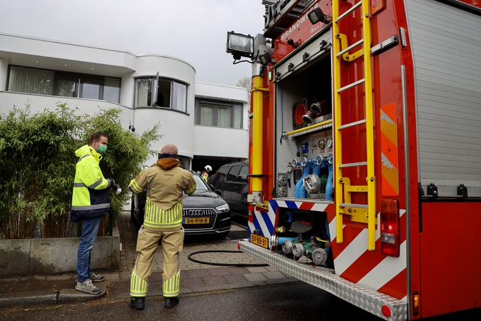 Accu vliegt in brand in garage