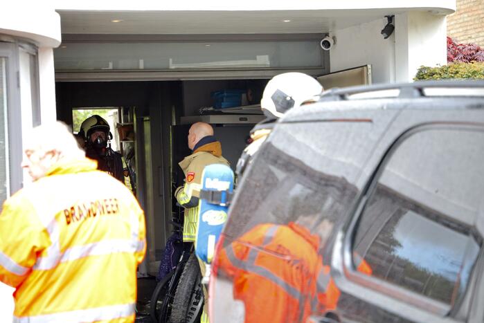 Accu vliegt in brand in garage