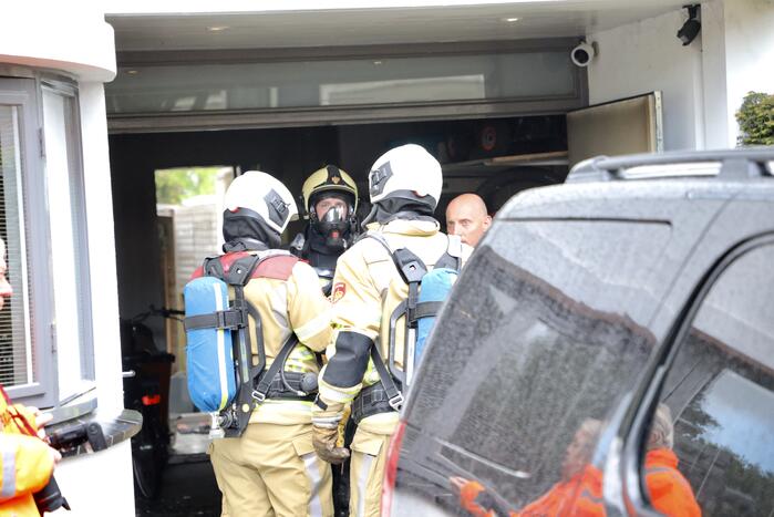 Accu vliegt in brand in garage