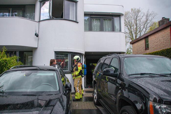 Accu vliegt in brand in garage