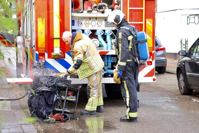 Accu vliegt in brand in garage