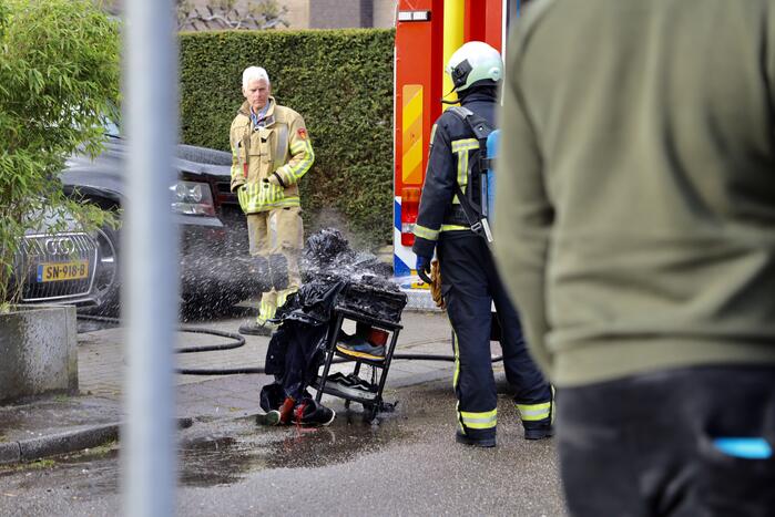 Accu vliegt in brand in garage