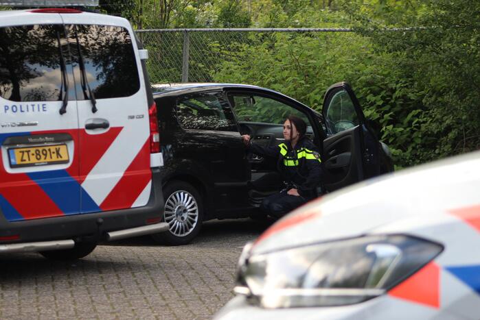Vrouw van tas beroofd op parkeerplaats