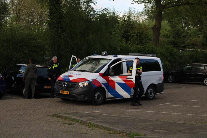 Vrouw van tas beroofd op parkeerplaats