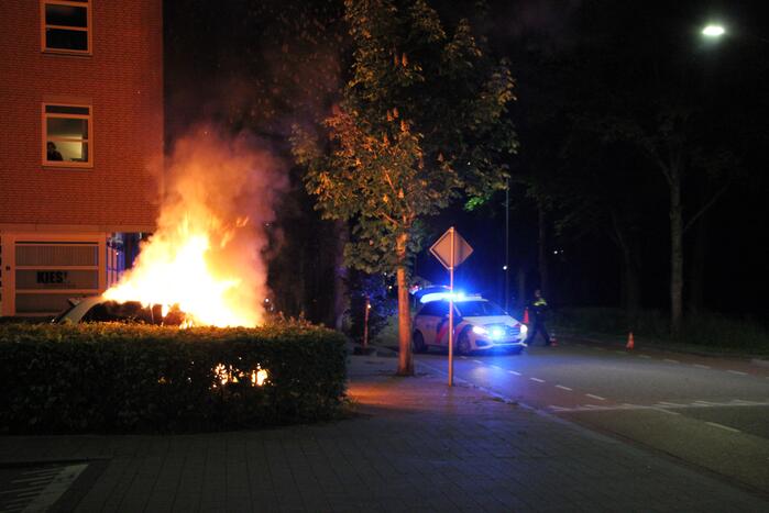 Auto brandt volledig uit op parkeerplaats