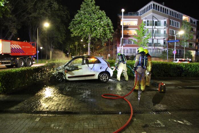 Auto brandt volledig uit op parkeerplaats