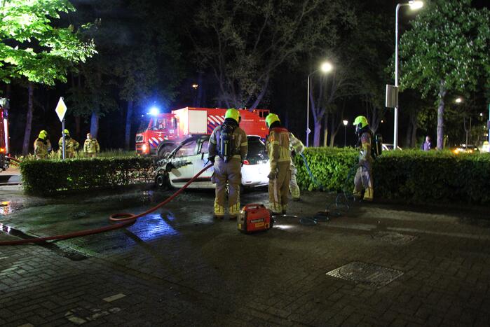 Auto brandt volledig uit op parkeerplaats