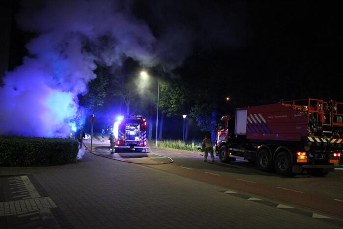 Auto brandt volledig uit op parkeerplaats