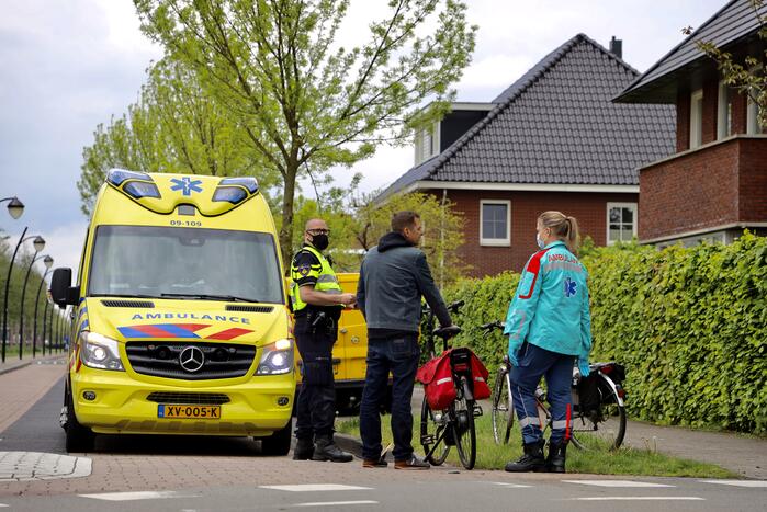 Overstekende fietsster aangereden door DHL-bestelbus