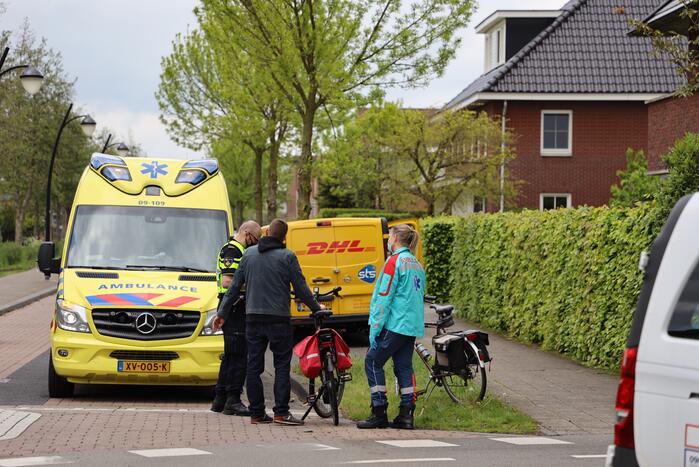 Overstekende fietsster aangereden door DHL-bestelbus