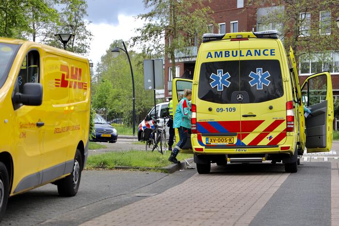 Overstekende fietsster aangereden door DHL-bestelbus
