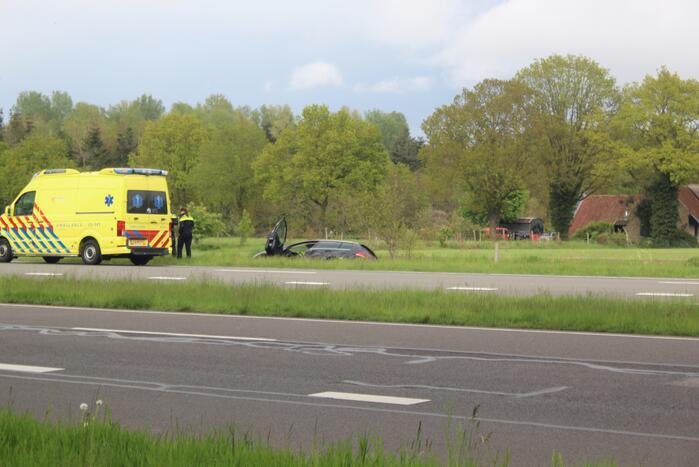 Auto belandt in sloot na aanrijding met vrachtwagen
