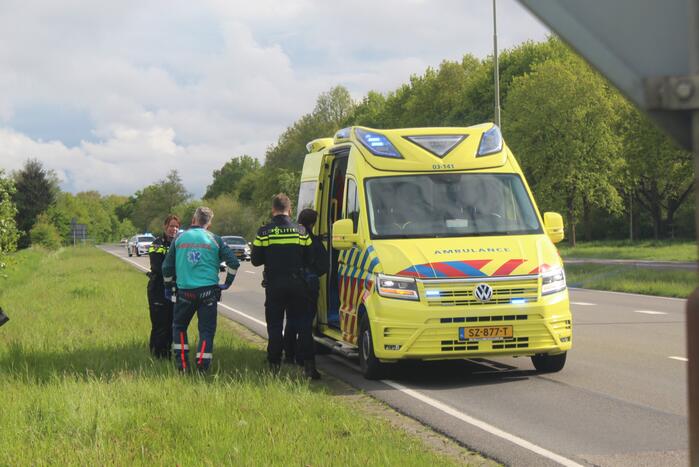 Auto belandt in sloot na aanrijding met vrachtwagen