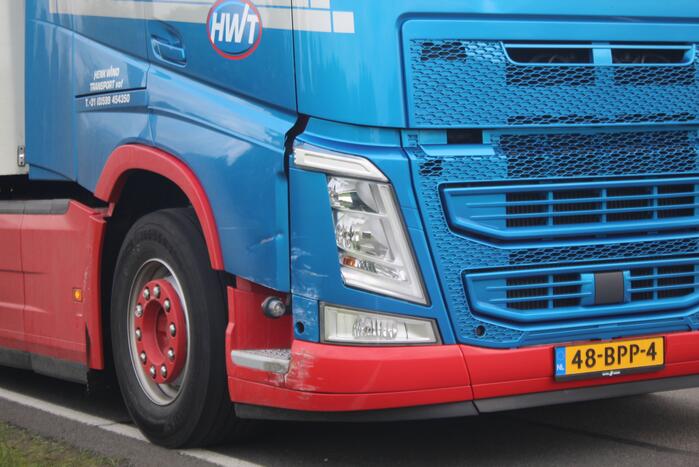 Auto belandt in sloot na aanrijding met vrachtwagen