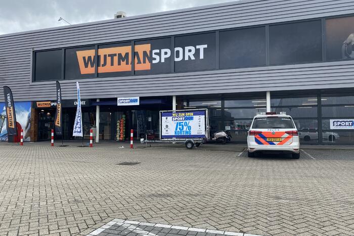 Politie opzoek naar man na winkeldiefstal