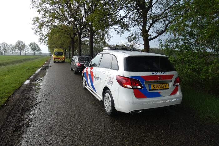 Auto tegen boom tot stilstand