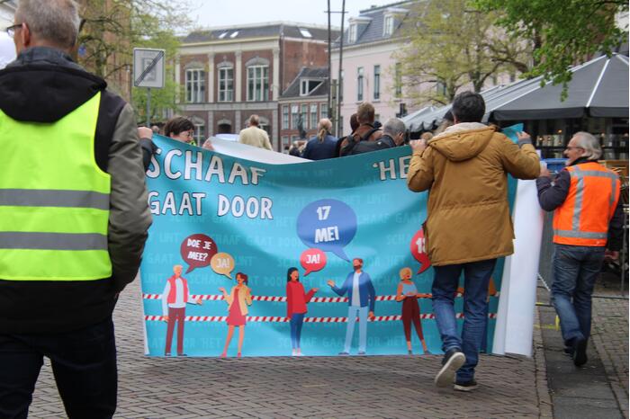 Actie en aanbieden petitie voor toekomst Zalen Schaaf