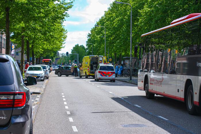 Motorrijder gewond door botsing tegen personenauto