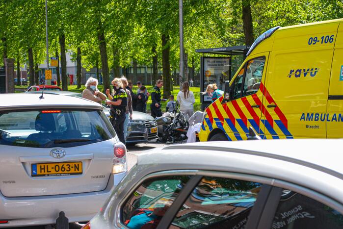 Motorrijder gewond door botsing tegen personenauto