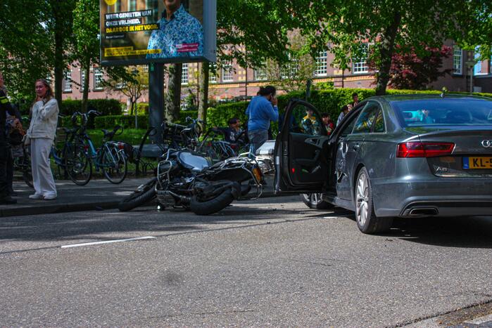 Motorrijder gewond door botsing tegen personenauto