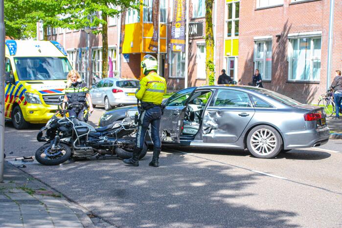 Motorrijder gewond door botsing tegen personenauto