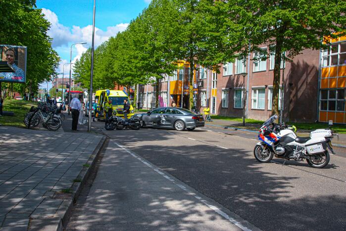 Motorrijder gewond door botsing tegen personenauto