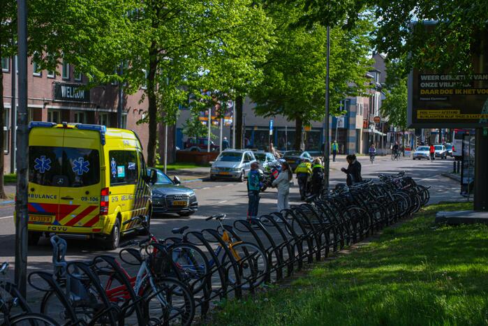 Motorrijder gewond door botsing tegen personenauto