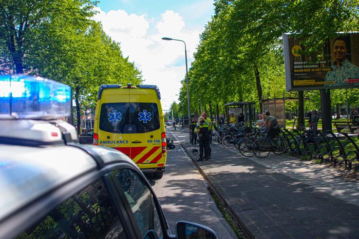 Motorrijder gewond door botsing tegen personenauto