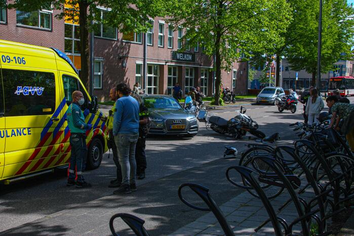 Motorrijder gewond door botsing tegen personenauto