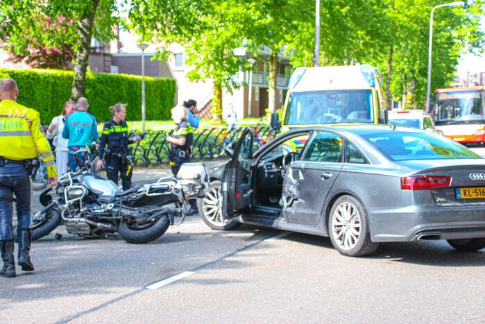 Motorrijder gewond door botsing tegen personenauto
