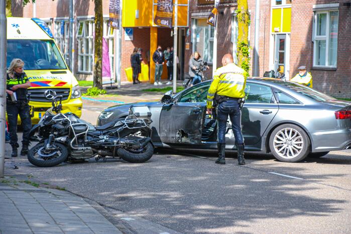 Motorrijder gewond door botsing tegen personenauto