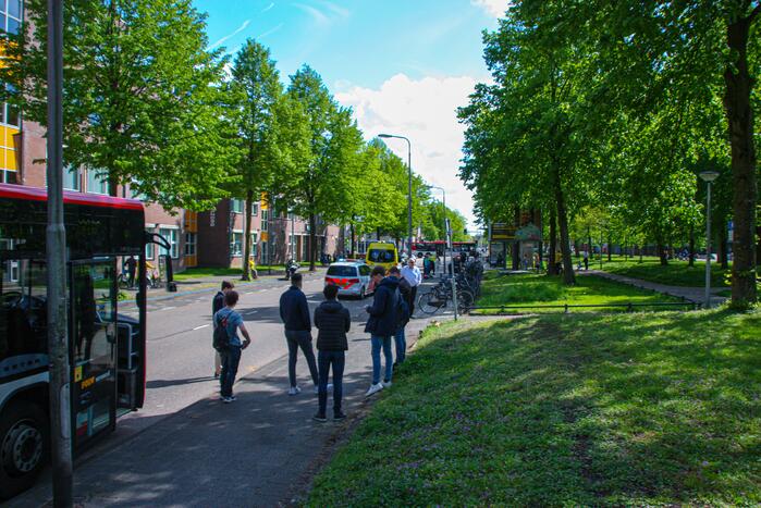 Motorrijder gewond door botsing tegen personenauto
