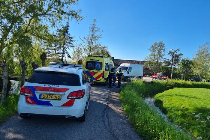 Wielrenner belandt in sloot na aanrijding