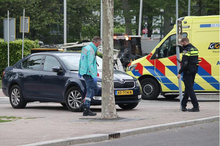 Auto botst op bromfiets