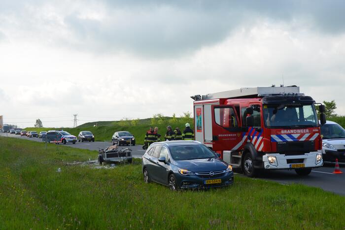 Aanhanger met afval vat vlam