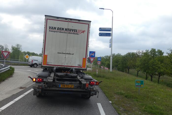 Vrachtwagencombinatie verliest trailer