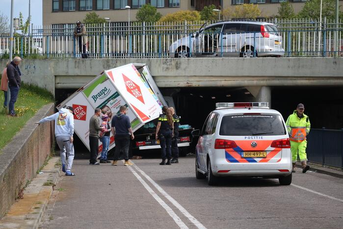 Bestelwagen botst op spoorviaduct