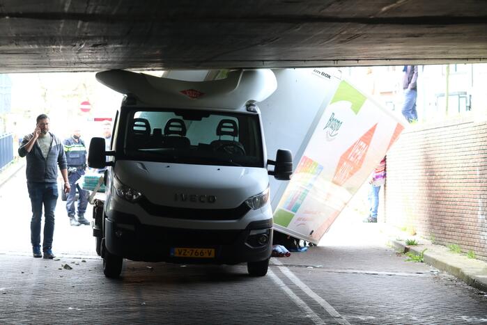 Bestelwagen botst op spoorviaduct